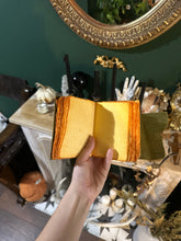 Cargar imagen en el visor de la galería, CUADERNO ARTESANAL LABERINTO VERDE
